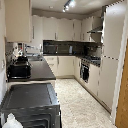 Cosy Double Bedroom In Newcastle Upon Tyne - Access To Shared Kitchen, Shared Lounge And Shared Conservatory Areas Inc Sky Tv And Netflix Eksteriør billede