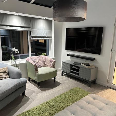 Cosy Double Bedroom In Newcastle Upon Tyne - Access To Shared Kitchen, Shared Lounge And Shared Conservatory Areas Inc Sky Tv And Netflix Eksteriør billede